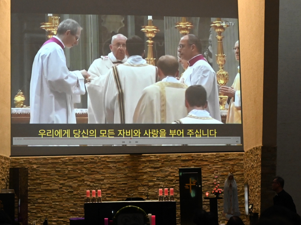 2024년12월15일-대림특강교황님성체2.JPG