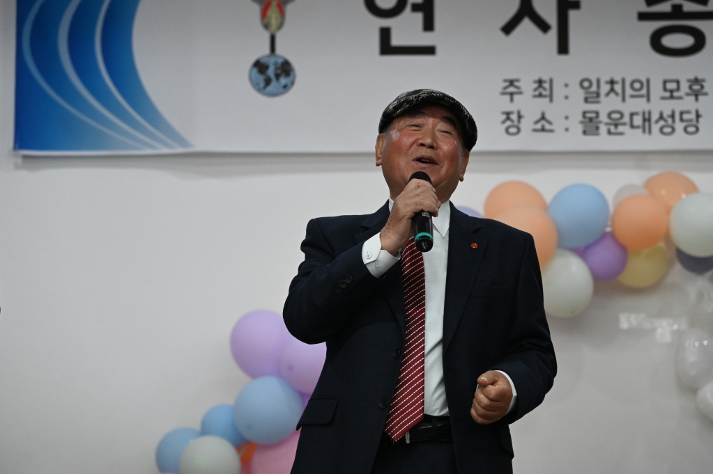 2025년11월23일-연총친목회끝회장님노래1.JPG