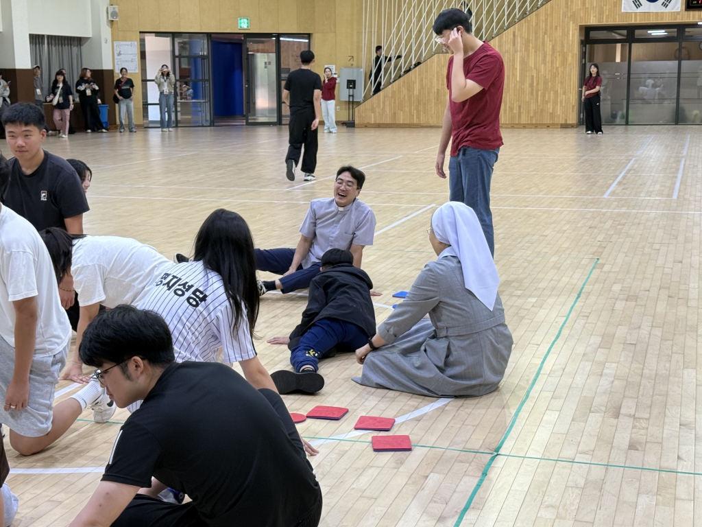 2025년10월11일-중고등부체육대회신부님2.jpg