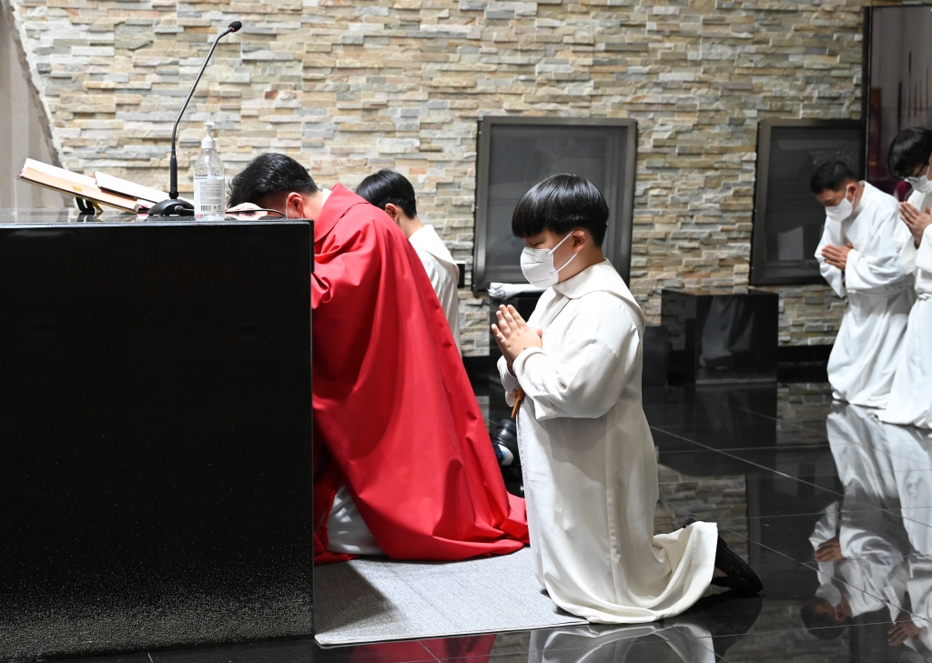 2025년 4월18일-성금요일수난복음무릎.JPG