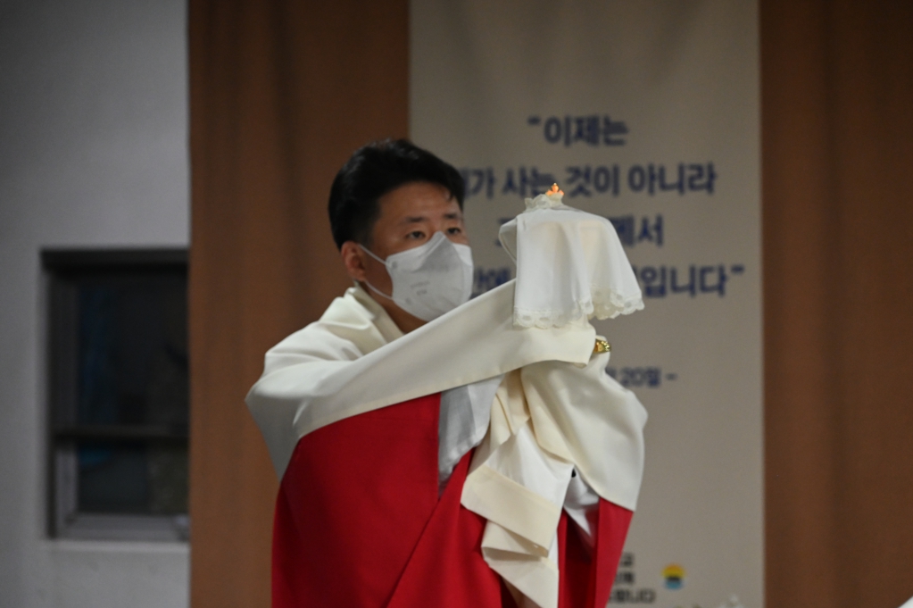 2025년 4월18일-성금요일신부님성체이동.JPG