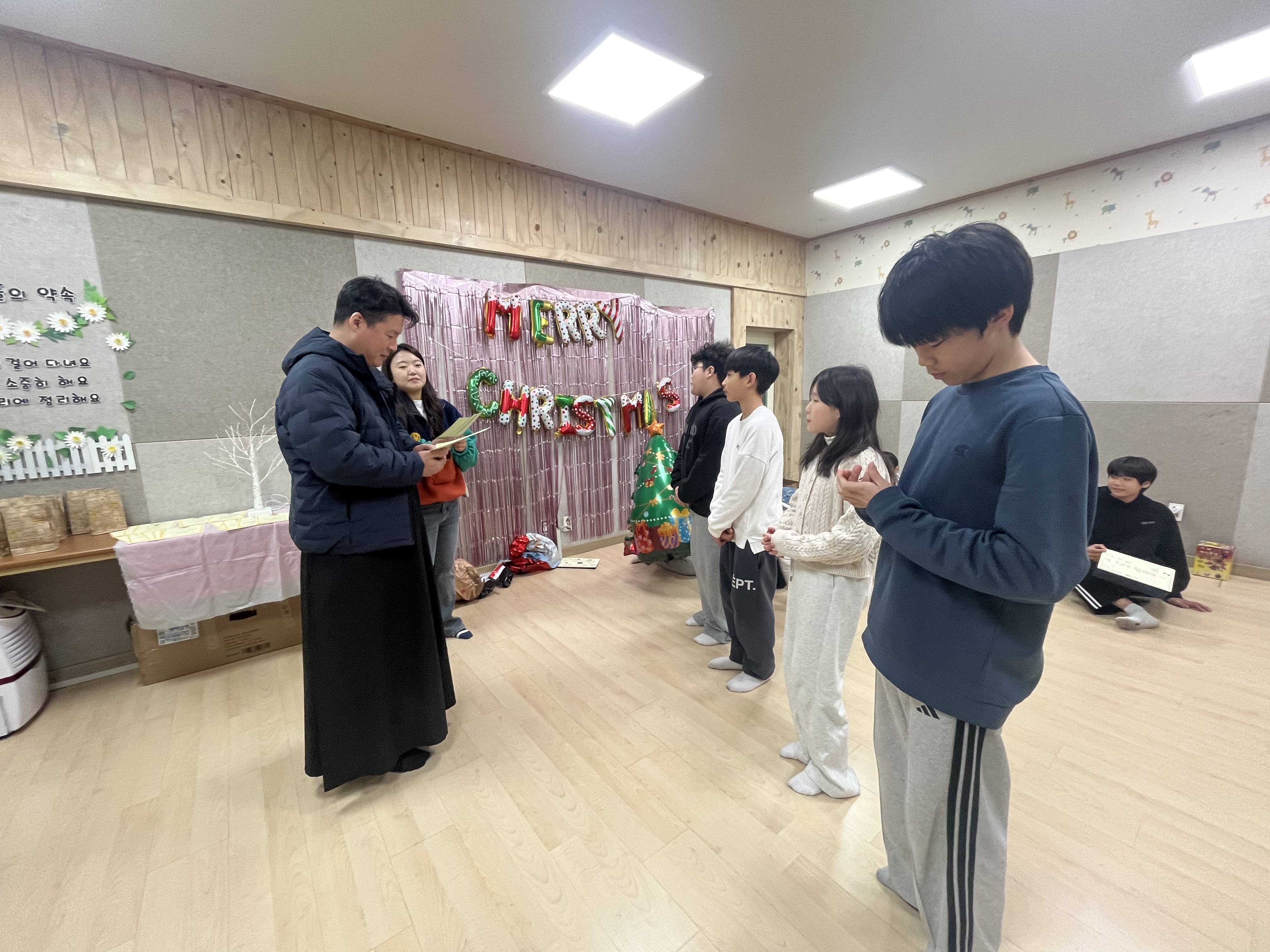 2025년12월27일-성탄행사중고등부신부님2.jpg
