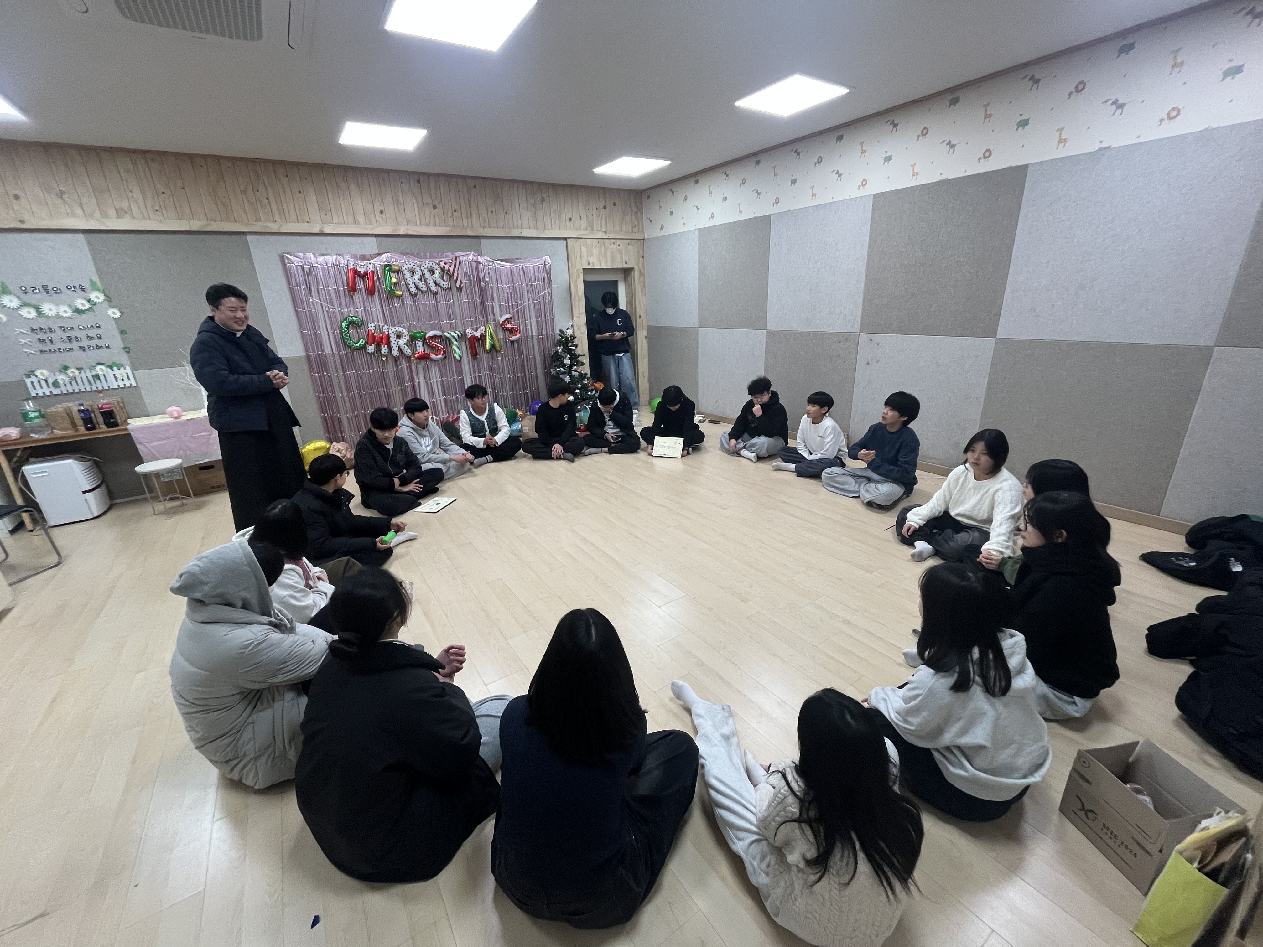 2025년12월27일-성탄행사중고등부신부님1.jpg