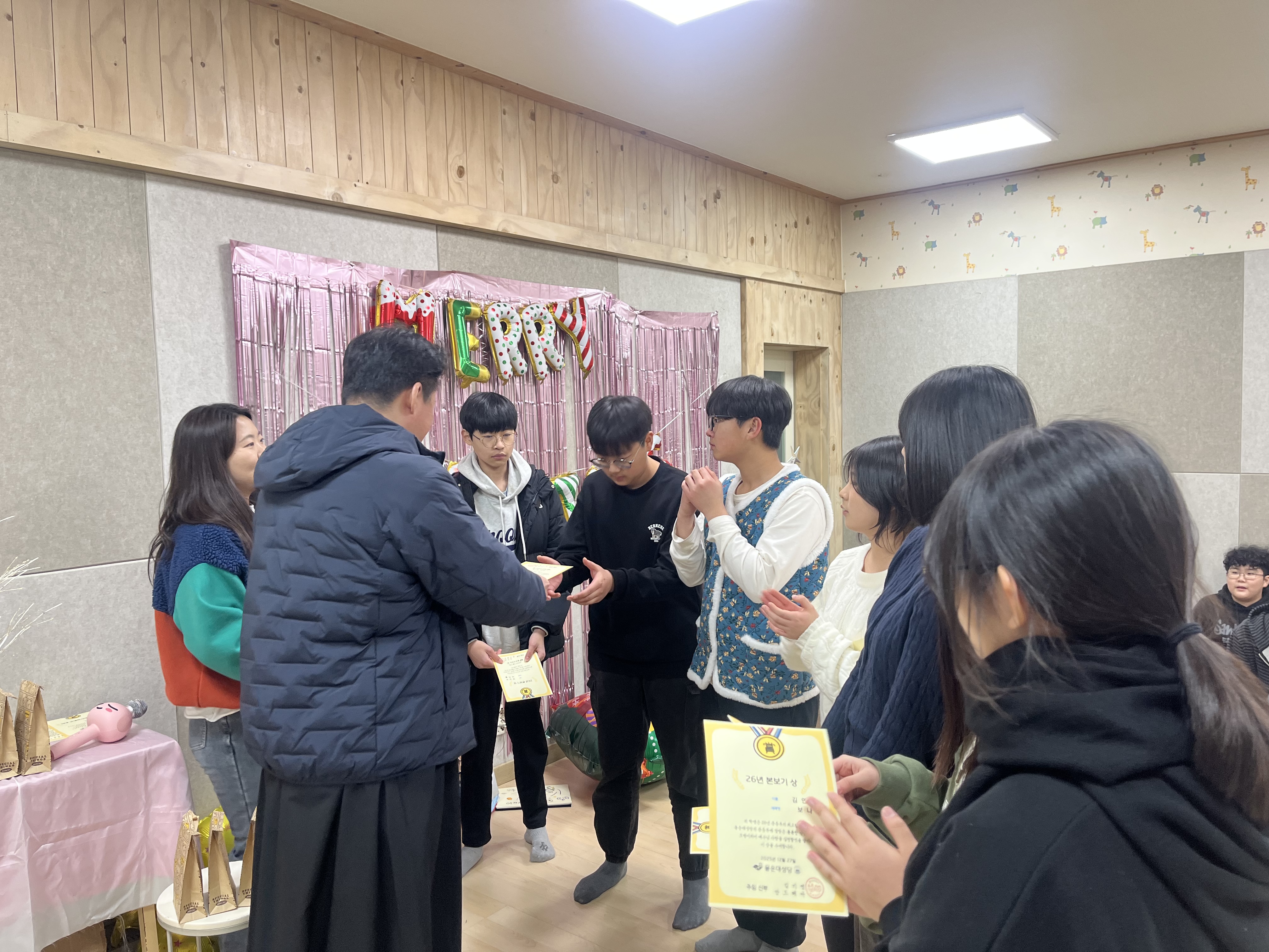 2025년12월27일-성탄행사중고등부학사님동생.jpg