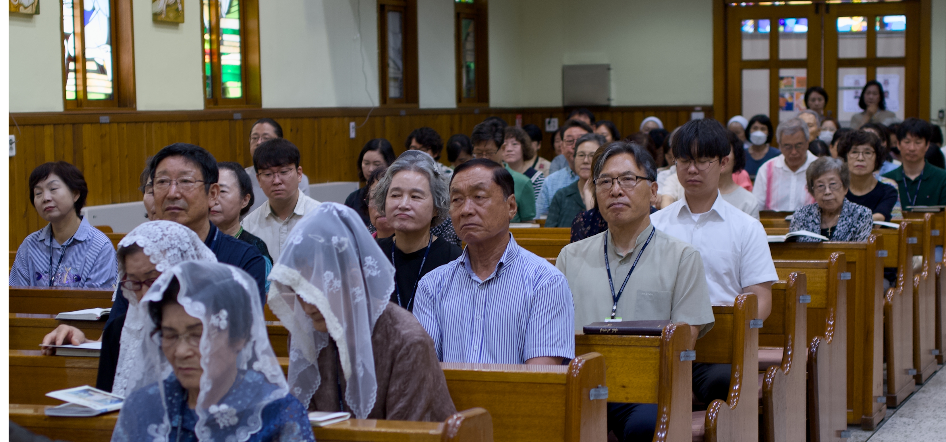 L1001598 성가대 특송시 교우들.jpg