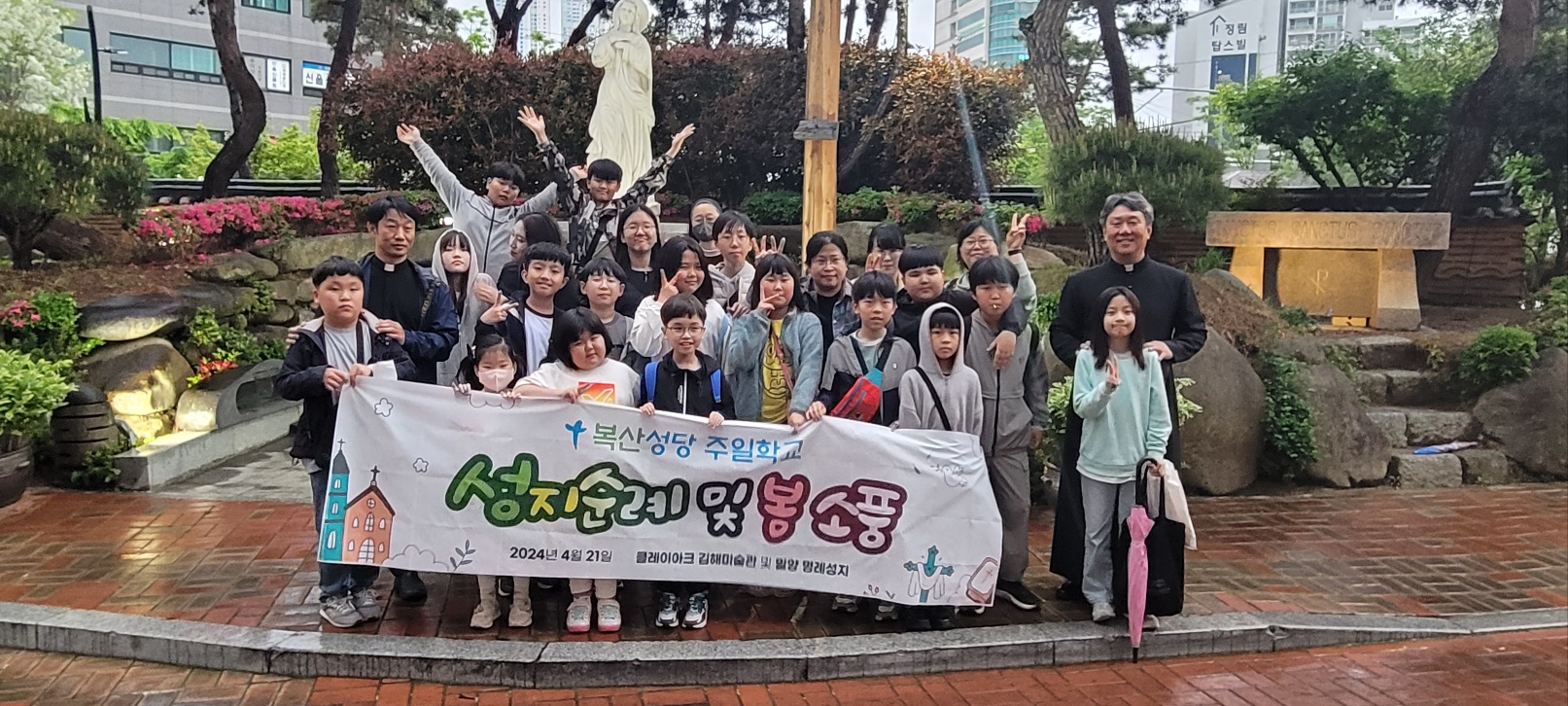 성당복귀 후 주임신부님과 함께 (1).jpg