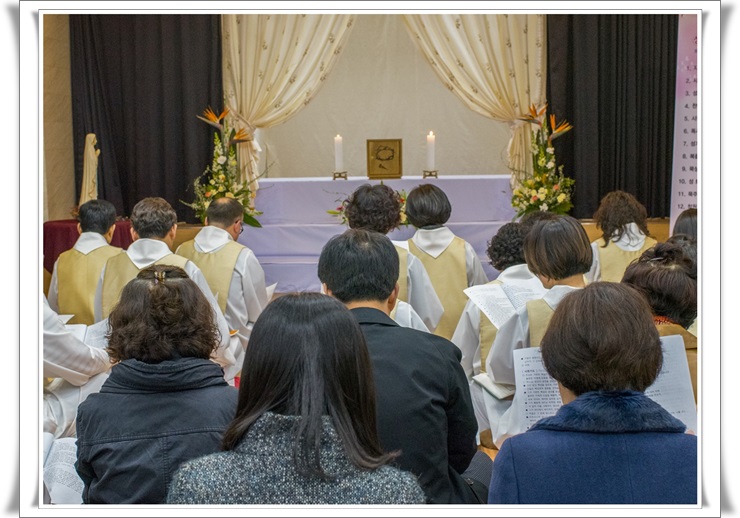 수난감실 성체조배.jpg