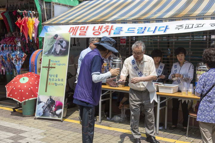 20160612중앙성당선교분과가두선교003_resize.jpg