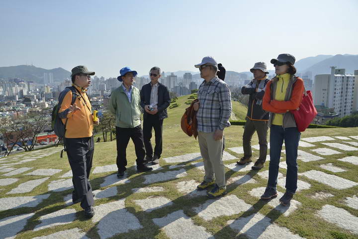 201604305지구회장단동래읍성순례길순례001_resize.JPG