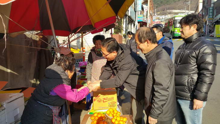 20151212가톨릭선교축구연합회사랑의연탄배달035_resize.jpg