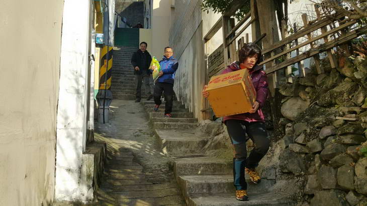 20151212가톨릭선교축구연합회사랑의연탄배달016_resize.jpg