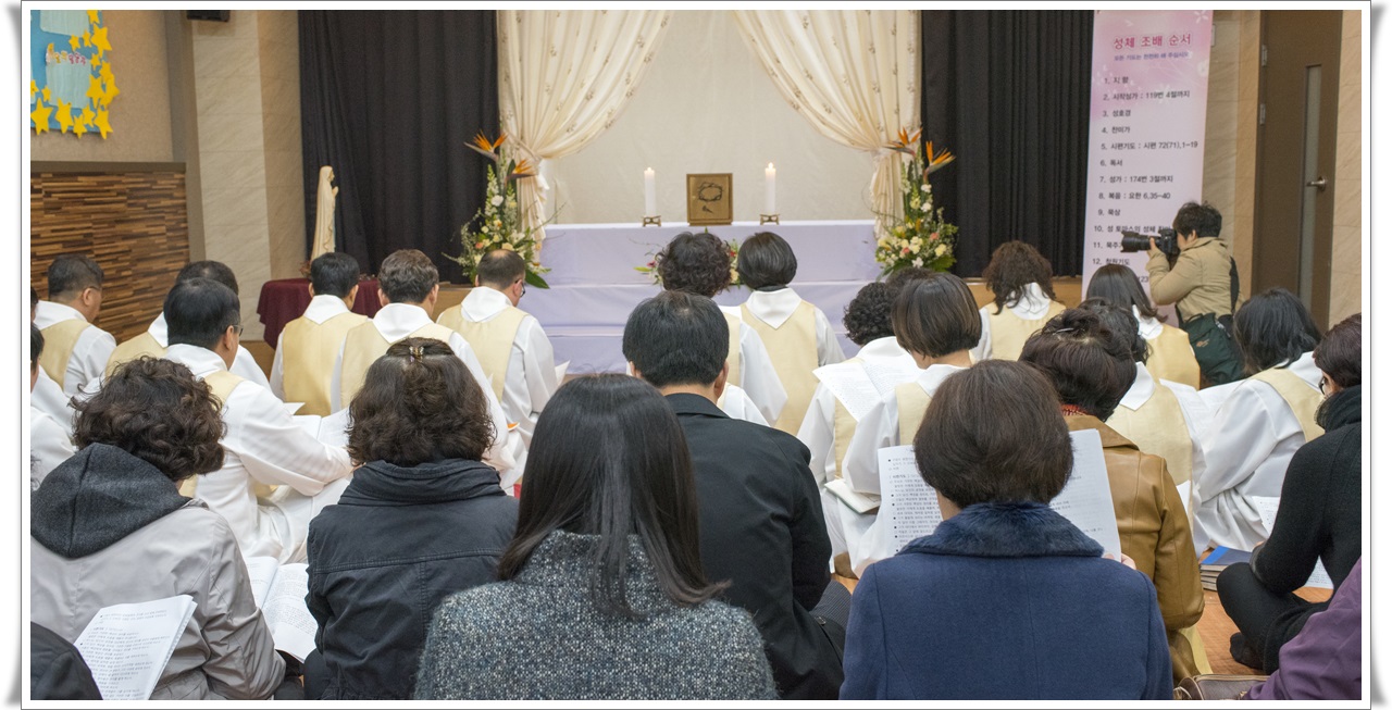 수난감실에서 성체조배.jpg