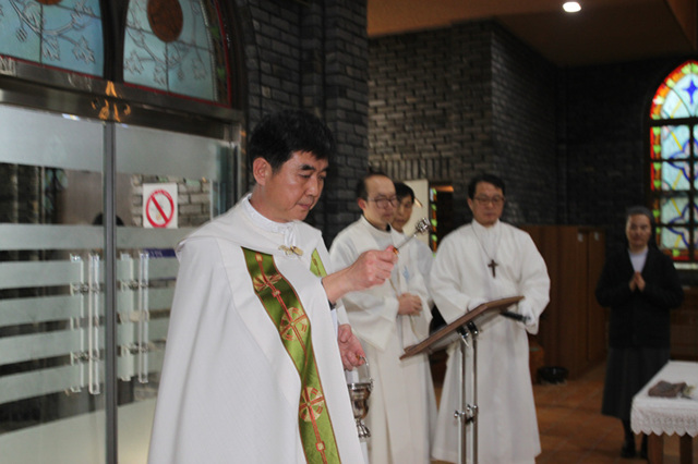 식140202_주님_봉헌_축일_초_축복_031.jpg