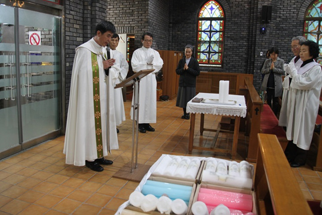 식140202_주님_봉헌_축일_초_축복_029.jpg