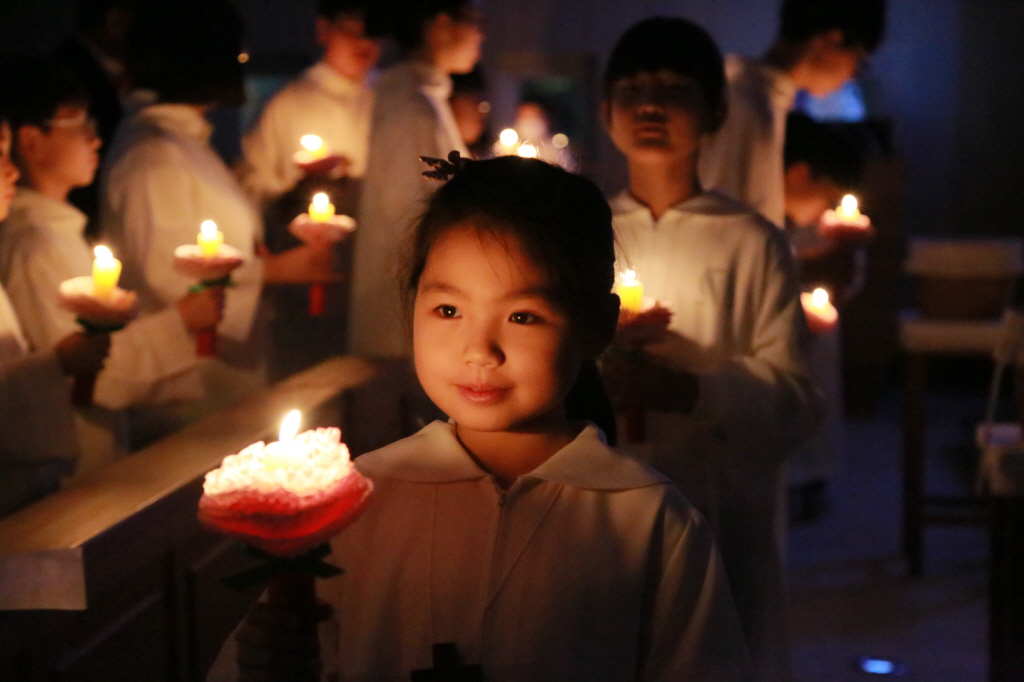 성탄밤미사 천사들의안내 (1).JPG