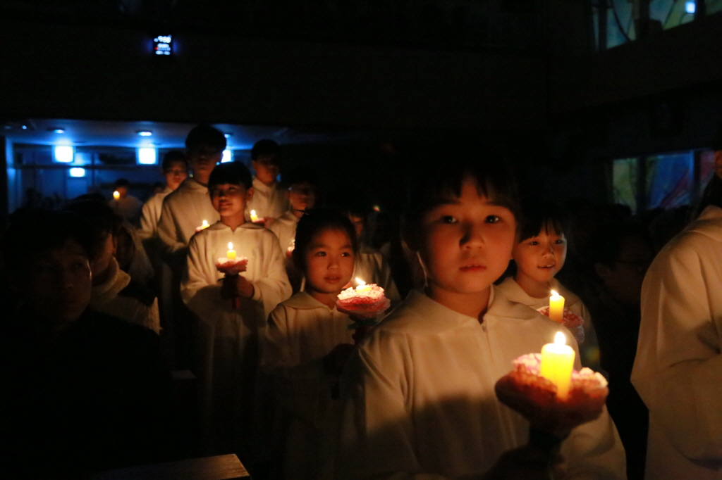 성탄밤미사 천사들의안내 (2).JPG