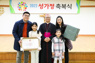 20221209성가정축복장수여식153 복사_resize.jpg