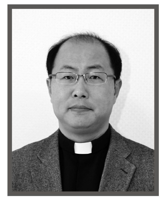 179김형수 신부(흑백).jpg