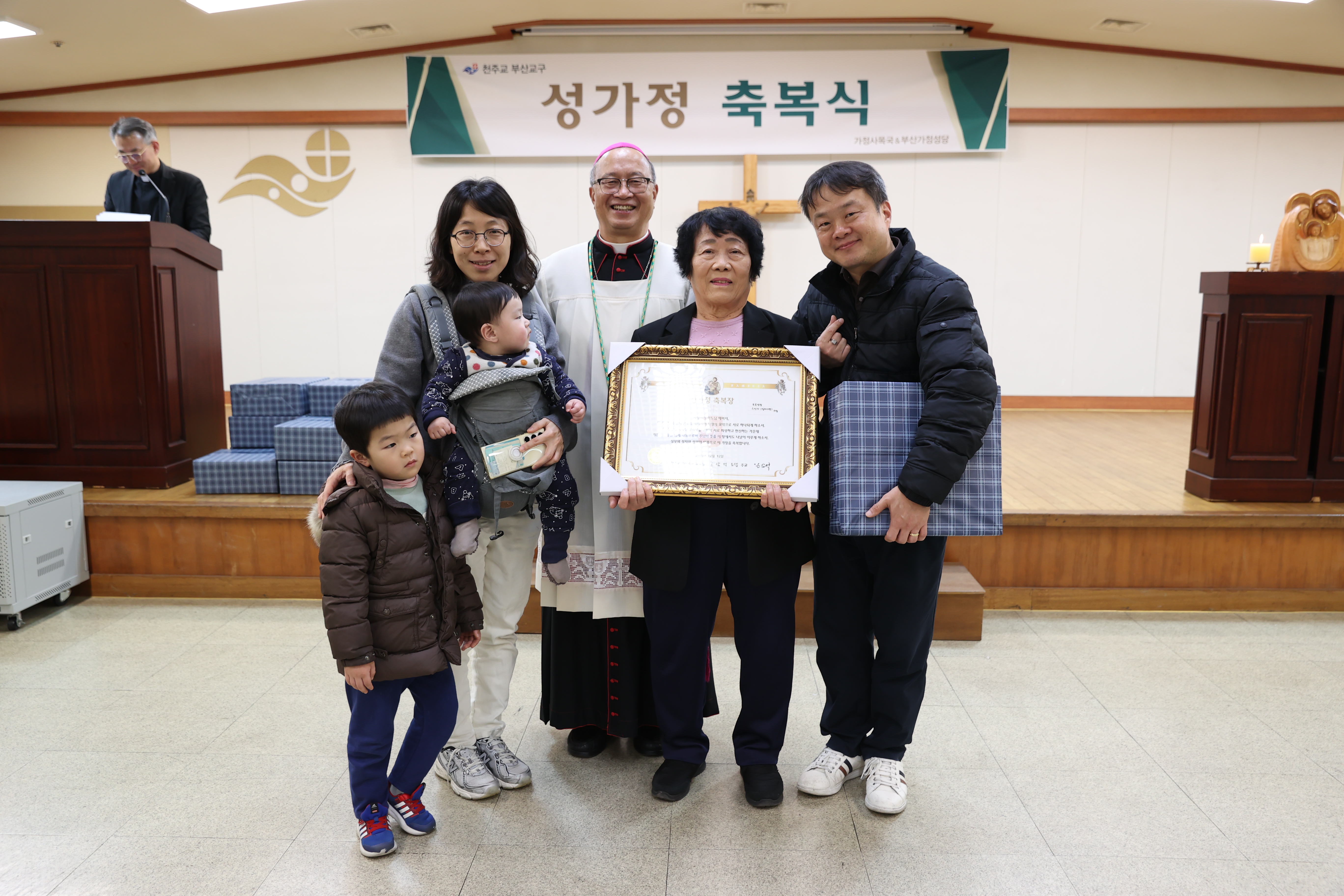 20251212교구청성가정축복식139.JPG