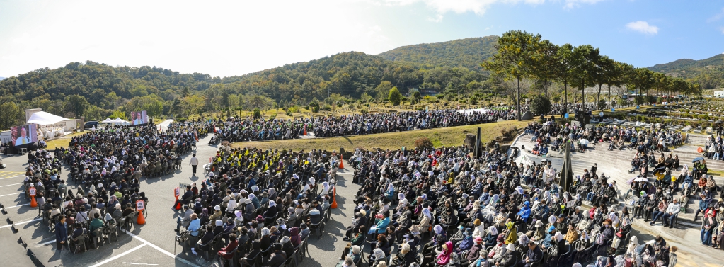 20251103위령의날미사(하늘공원)202 파노.jpg