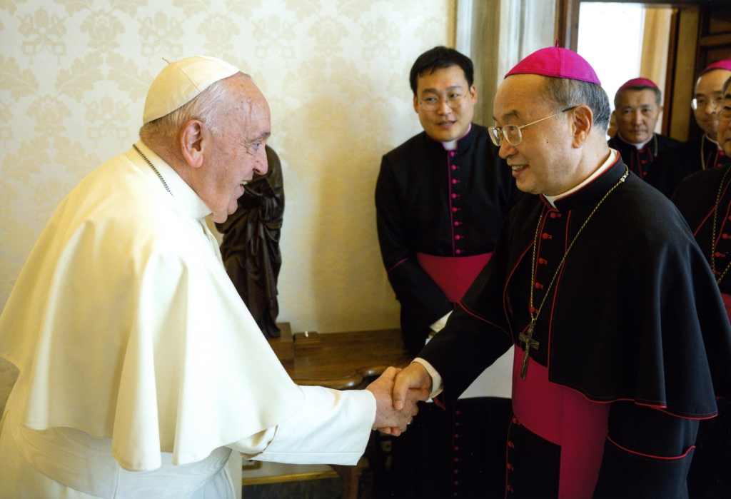 20240920프란치스코교황님과악수하는손삼석주교님.jpg