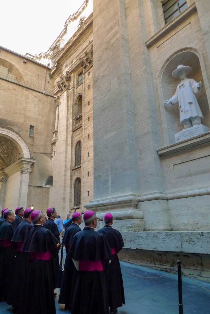 20240920_성 김대건 신부 성상 앞 한국 천주교 주교단.jpg