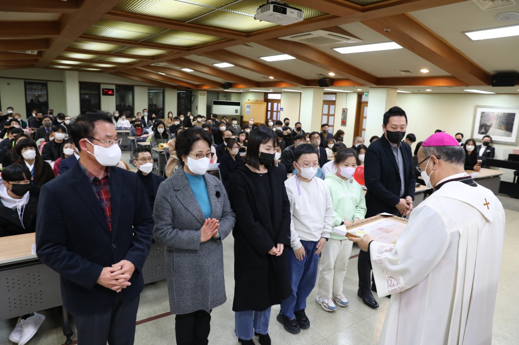 20221209성가정축복장수여식040.JPG