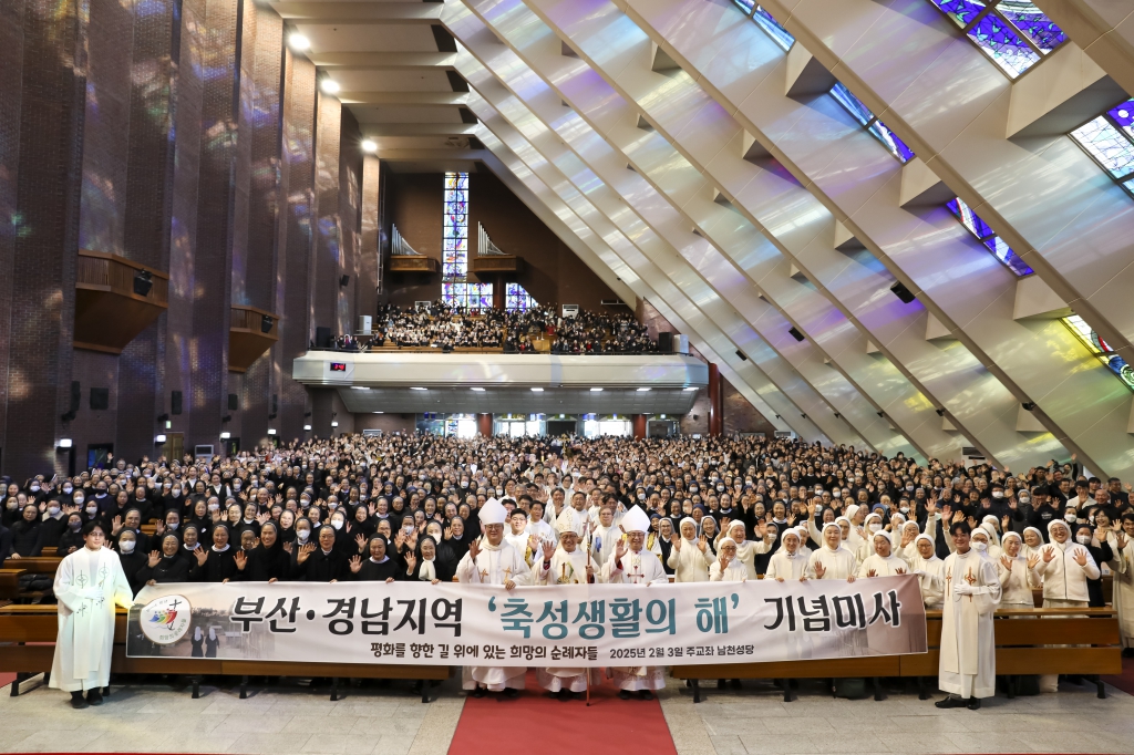 20250203한국교회축성생활의해감사미사579 복사.jpg