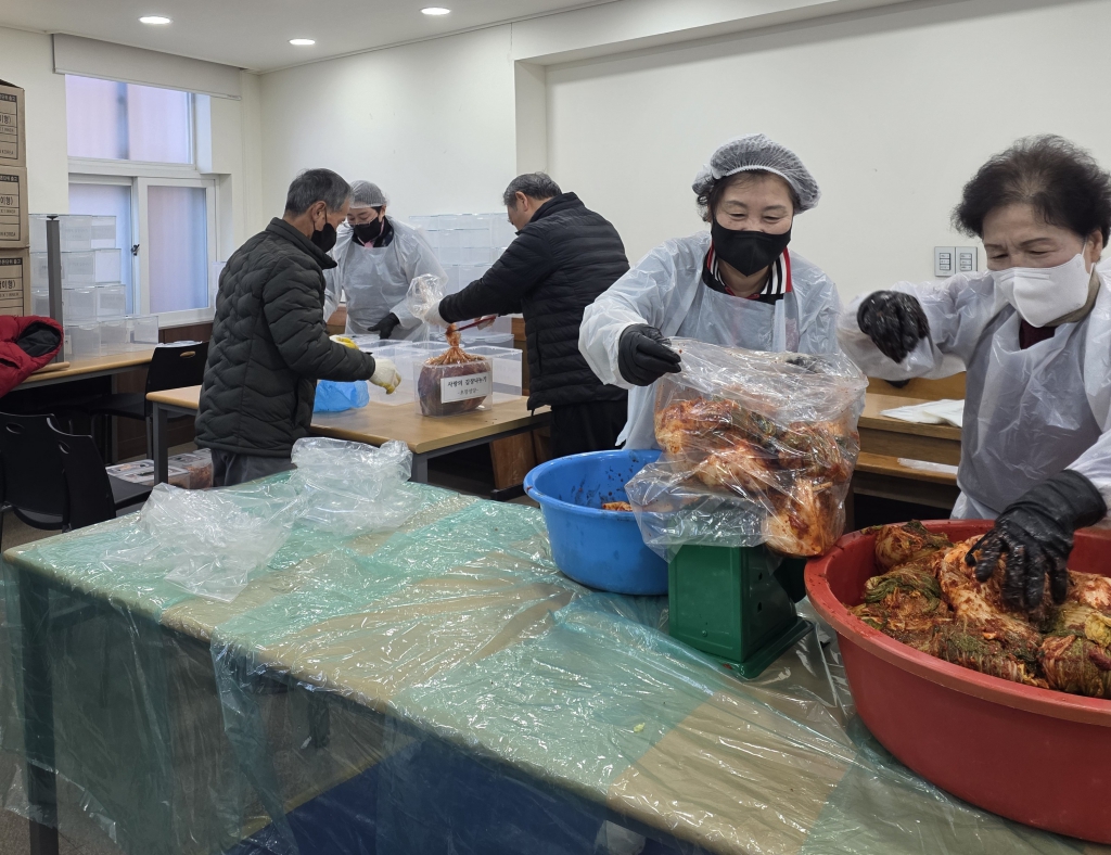 20251206초장성당김장나누기010.jpg