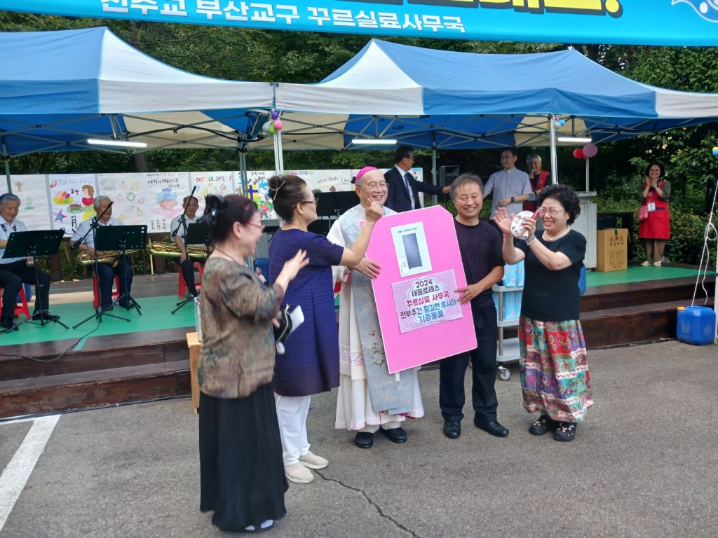 20240831떼꼴로레스나눔바자회001.jpg