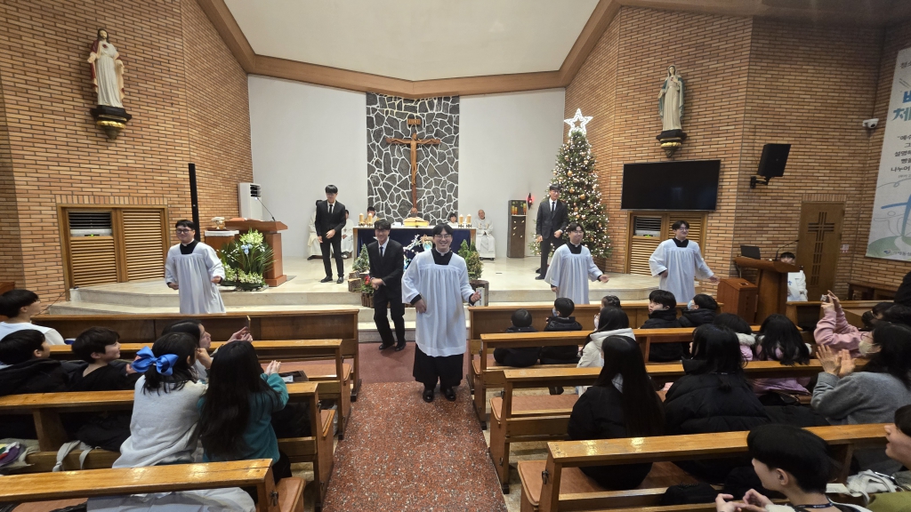 20250111부산교구신학생밴드거제동성당공연057.jpg