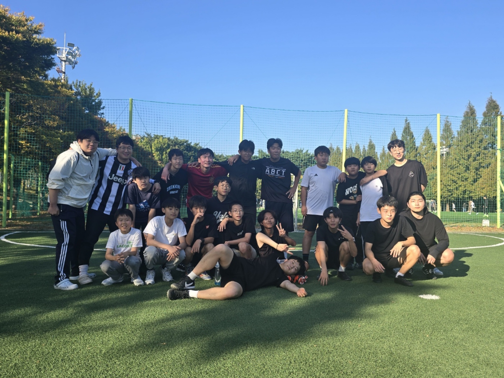 남산성당 vs 금정성당 학생축구시합.jpg