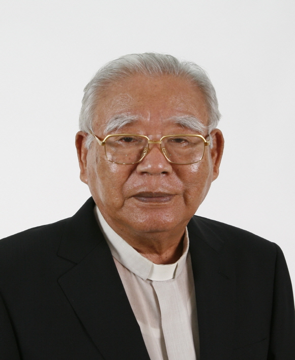 이영식 신부 사진