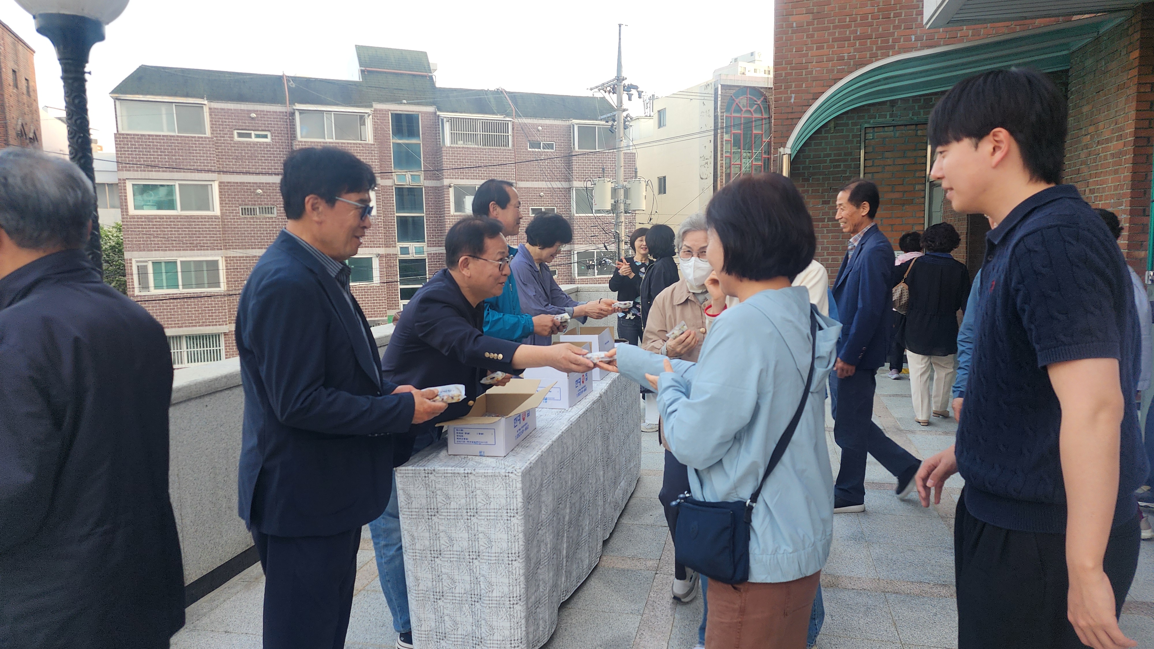 20260425무거성당31주년본당의날떡나눔004.jpg